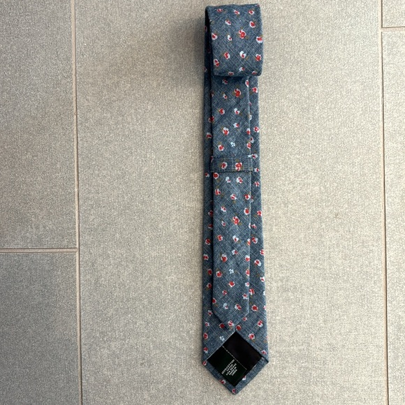 J Crew Factory The Cotton Tie (skinny) in chambray & red abstract floral pattern - Picture 4 of 15